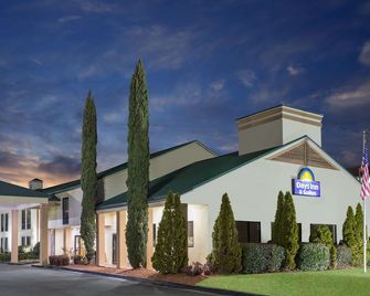 Days Inn & Suites by Wyndham Peachtree Corners/Norcross - Norcross - Edificio