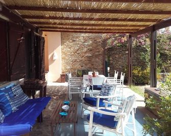 Alicia Villa near the sea. 3 bedrooms, 2 bathroom. Up to 6 people sleep. - Stintino - Patio