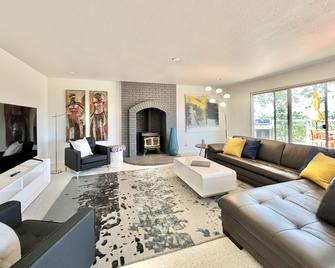 Calistoga Mid-Century-Modern W/Pool 4bd/4ba -- Sleeps 8 - Calistoga - Living room