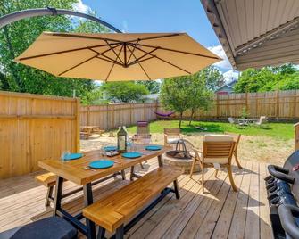 Historic Apt with Sunroom 2 Mi to Dtwn Lynchburg! - Lynchburg - Patio