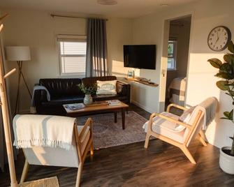 Baw Beese Lake cottage! Close to downtown and Hillsdale College! - Hillsdale - Living room