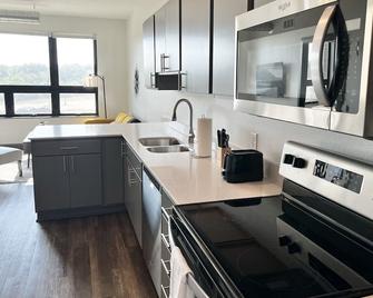 ✧Odyssey at Keystone | Lovely 1BD Apartment✧ - West Des Moines - Kitchen
