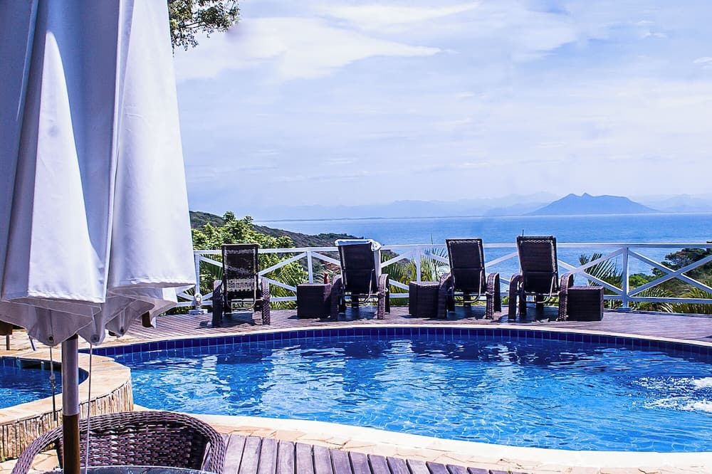 بوزادا آمانكاي - بوزيوس - حوض السباحة