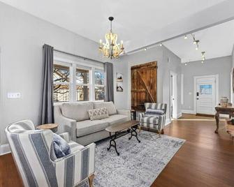 Charming Historical Home - Walk to Restaurants - Lafayette - Living room
