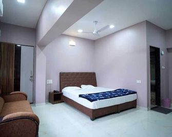 Hotel Aarti Celebration - Khāmgaon - Bedroom
