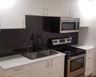 New Modern 2 Bed Suite - Steps From West Edm Mall - Edmonton - Kitchen