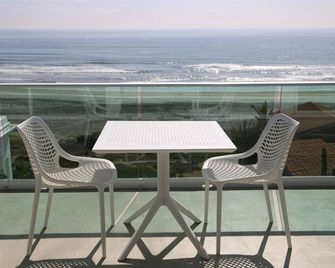 Private beach apartment with balcony and direct access to sandy beach! - La Misión - Balcony