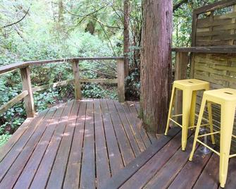 Tucked In The Rainforest, Across The Road From Tofino's Best Surf! Soaker Tub! - Tofino - Balcony