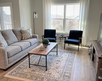 Modern Top-level 2BR/2BA Condo w/ Private Balcony in a Secured Bldg w/ Elevator! - Forest - Sala de estar
