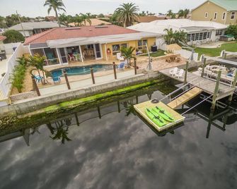 The Crab Shack,Paradise on the Gulf includes pontoon boat and salt water pool. - New Port Richey - Piscina