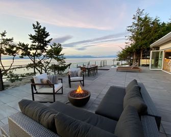 Gulf Island sophisticated, tranquil oceanfront home (90 day+ rentals only) - Nanoose Bay - Patio