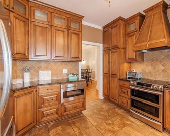 4 bedroom Lake front house 5 mins from liberty with private ramp and dock! - Irmo - Cocina