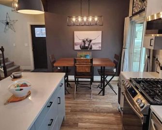 Style and comfort in Helena! Easy access to any part of Helena. No cleaning fees - Helena - Dining room