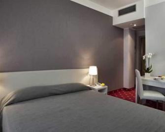 Hotel Gamma - Milan - Bedroom