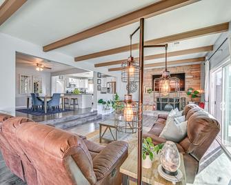 Walkable Chula Vista Home with Covered Patio - Chula Vista - Living room