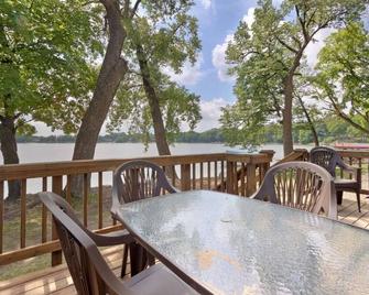 Lake Martha Cottage: beachside, peaceful & homey - Buffalo - Balcony
