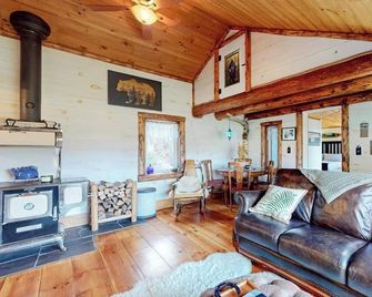 Grizzly Pines - Jay - Living room