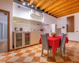 Arena Luxury Experience Elegante Appartamento Di 78 Mq in Via Mazzini, Appartamento Per 5 Persone - Wifi Veloce Ed Elegante Balcone - Verona - Dining room