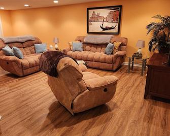 Golf Heaven and Nature Lovers - O'Fallon - Living room