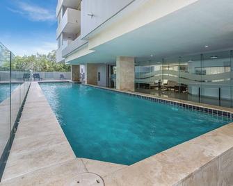 Redcliffe Penthouse 4 Bedroom Holiday Apartment Sleeps 8 - Redcliffe - Pool