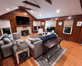 Comfortable Cabin on Lake and 20 min from Ski Hill and Alpine Valley - Burlington - Вітальня