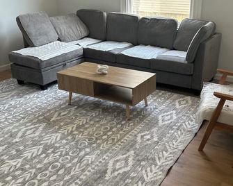 Remodeled spacious 4-bedroom house in very popular Houston, PA with central AC - Houston - Living room