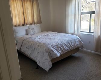 Renovated ranch style home just a block from Starbucks - Englewood - Habitación