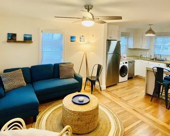 Newly Renovated - Charming Cottage by Easton's Beach - Middletown - Living room
