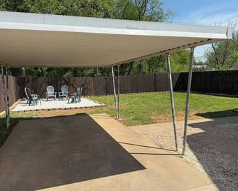 3-bedroom house 0.5 mile from downtown Elkin in the heart of Yadkin Wine Country - Jonesville - Terasa