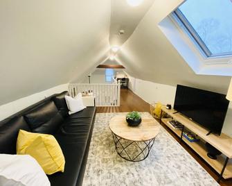 Trendy 1 bedroom +loft apartment w/ parking - Stamford - Sala de estar