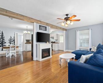 2 Bedroom with Office Space Close to Downtown - Clarksville - Living room