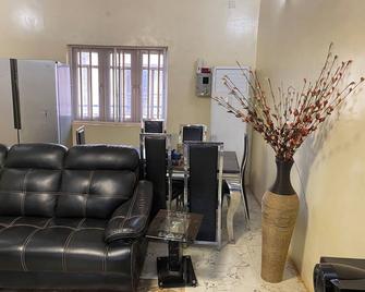Luxury 2 Bedroom Apartment in the heart of Enugu; Style meets Comfort. Home away - Enugu - Restaurant