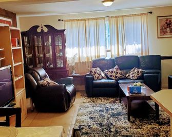 The House In Great Neighborhood, Walking Distance To Park, Dinning and Beach. - Lynnwood - Obývací pokoj