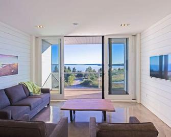 Quarterdeck Beachside Villas & Lofts - Liverpool - Living room