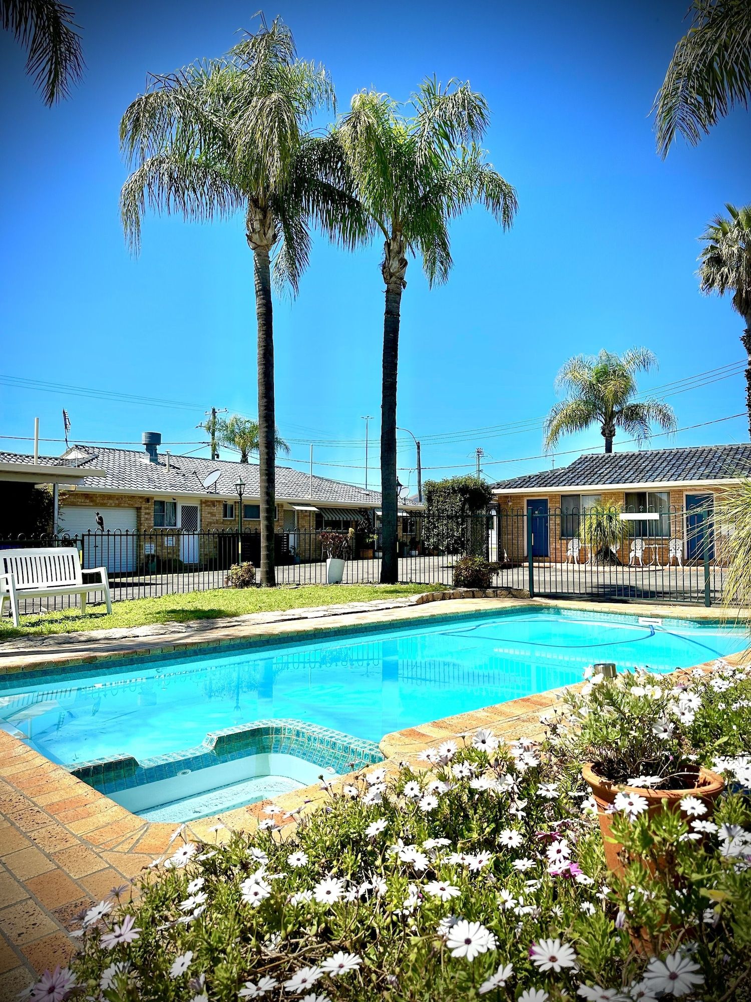 تاون آند كانتري موتور إن - تامورث - حوض السباحة