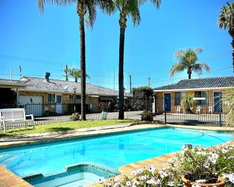 Town And Country Motor Inn - טמוורת' - בריכה