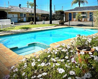 Town And Country Motor Inn - טמוורת' - בריכה