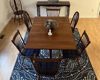 Spacious Eastham Getaway--5 minutes from Beach - Eastham - Ruokailuhuone