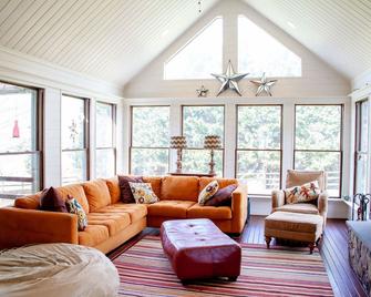 Beautiful Home In Crozet! Extended Stays Welcome! Nearby Vineyards! - Crozet - Sala de estar
