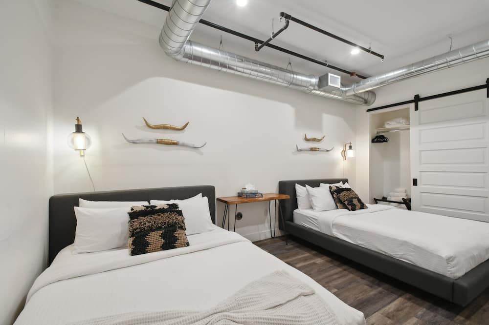 Cowboy Muse | Rino Art Lofts - דנבר - חדר שינה