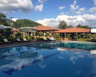 Finca Hotel Yerbabuena - Pereira - Piscina
