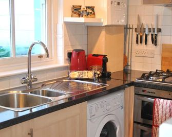 Sea Whisper- lovely home in charming village - Pittenweem - Kitchen