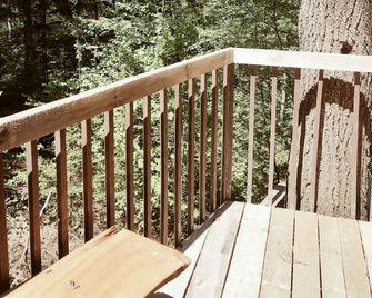 Rustic Woodland Cabin for a Secluded Vacation near Montreal, Quebec - Saint-Jean-de-Matha - Balkon