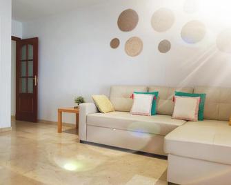 Bel Appartement Au Centre Ville Et De La Plage - Ceuta - Living room