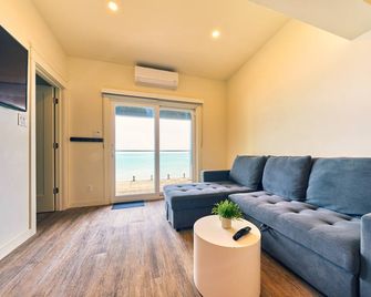 Cottage 19: Upper-Level Beachfront Unit in 4-Plex - Wainfleet - Living room