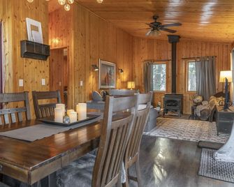Creekside Getaway in Evergreen - Evergreen - Dining room