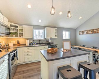 Centrally Located Pinedale Vacation Rental! - Pinedale - Keittiö