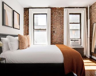 Deluxe LES 1BR w/ W/D, steps to B/D Train & Park, by Blueground - نيويورك - غرفة نوم