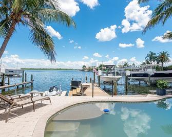 Waterfront with views of Pool, Intercoastal Water and use of 19ft Boat - North Redington Beach - Pool