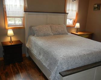 Book your Adirondack Getaway Now! - Gloversville - Bedroom